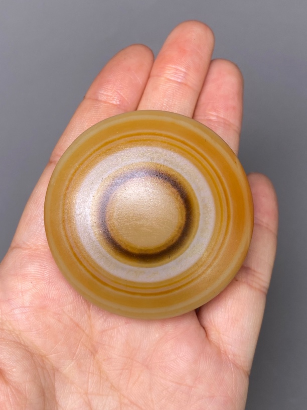 羊板眼单珠锁骨颈饰，双面眼睛，有一面犹如“日出”，尺寸约：52x17mm