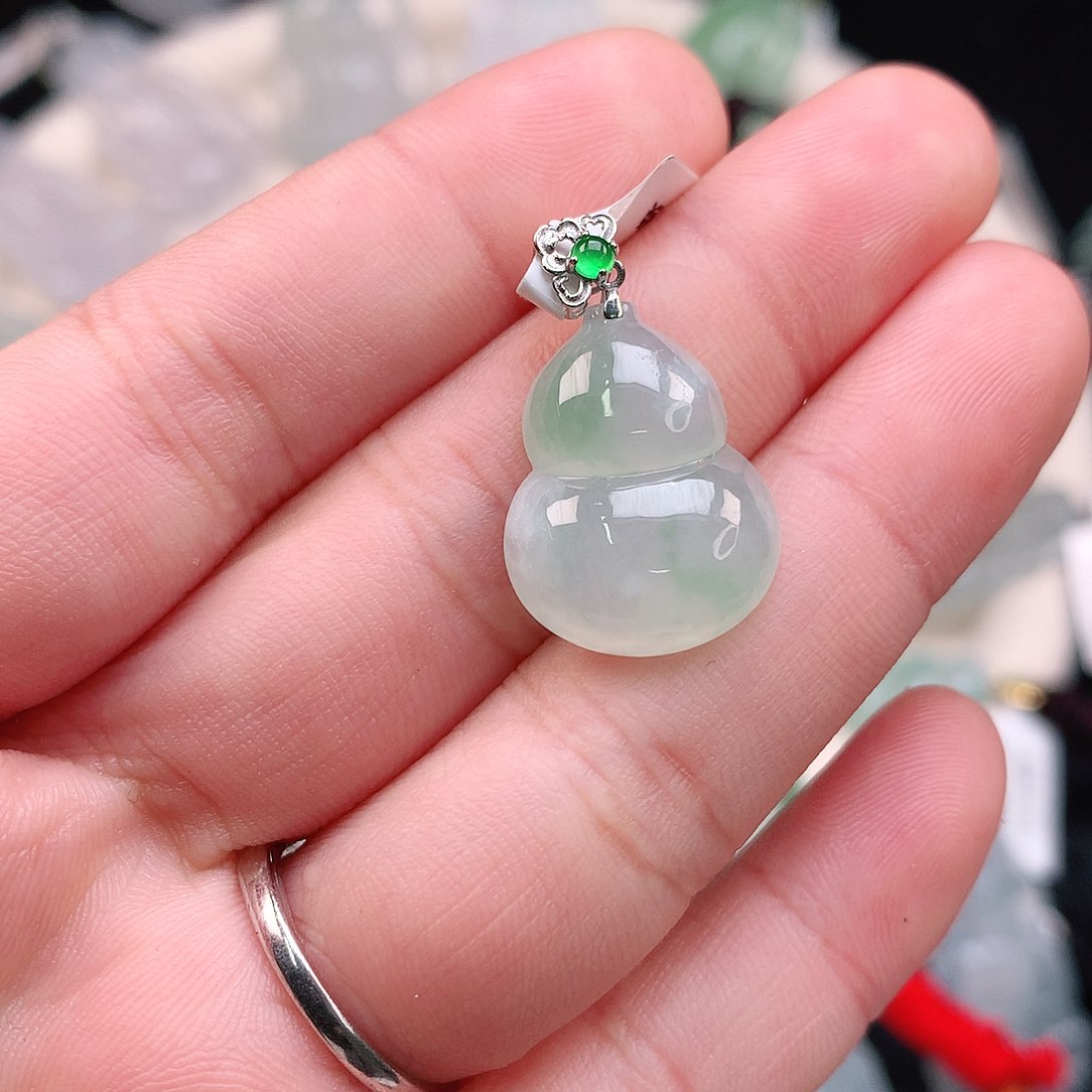 翡翠颈饰18K金镶嵌飘绿葫芦