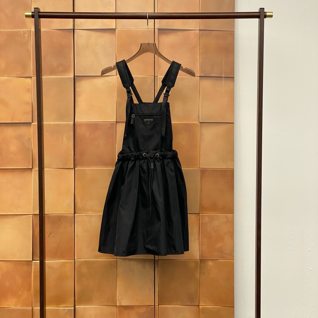 99新 Prada/普拉达 爆款学院风再生尼龙三角标背带连衣裙 /38码