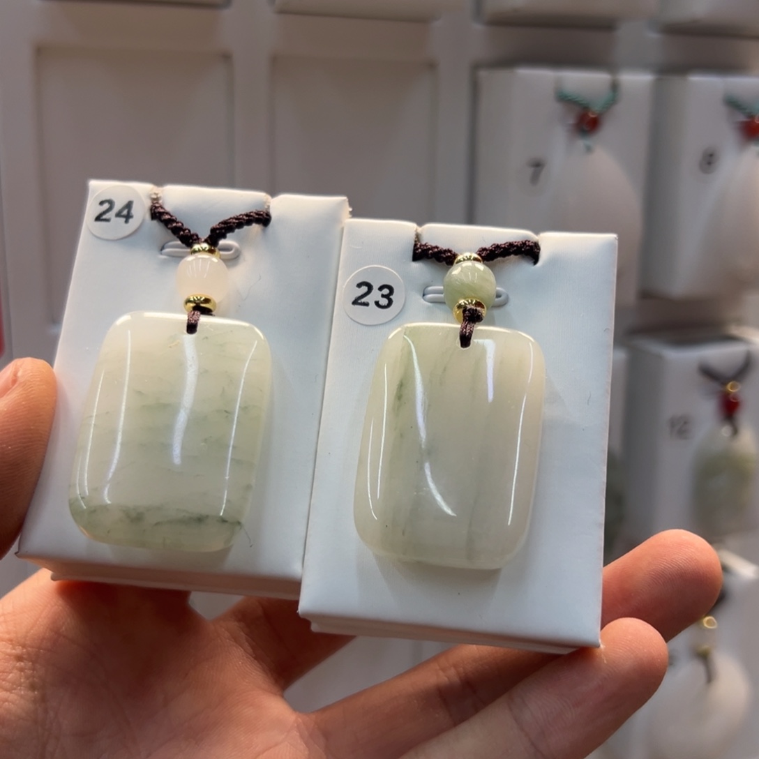像***风石英质玉合金颈饰