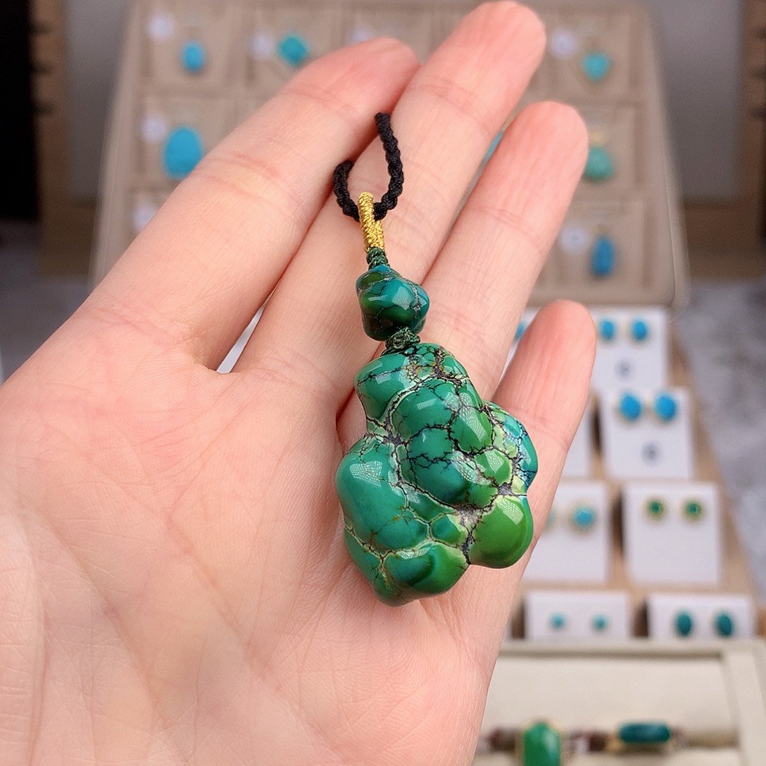 绿松石颈饰未镶嵌人**年