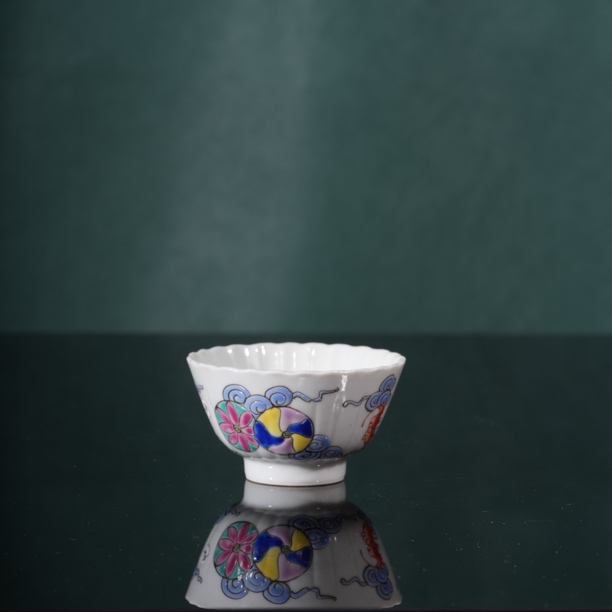 224粉彩皮球花小杯