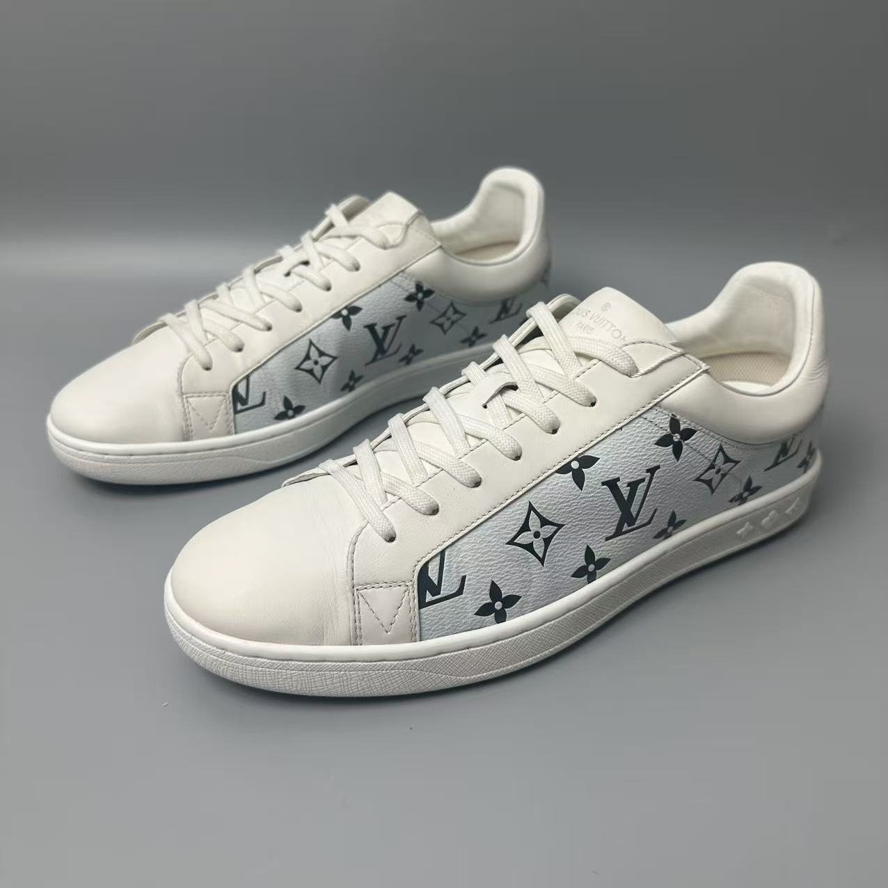 95新 LouisVuitton/路易威登 白黑老花时尚男士板鞋42欧码 jx263