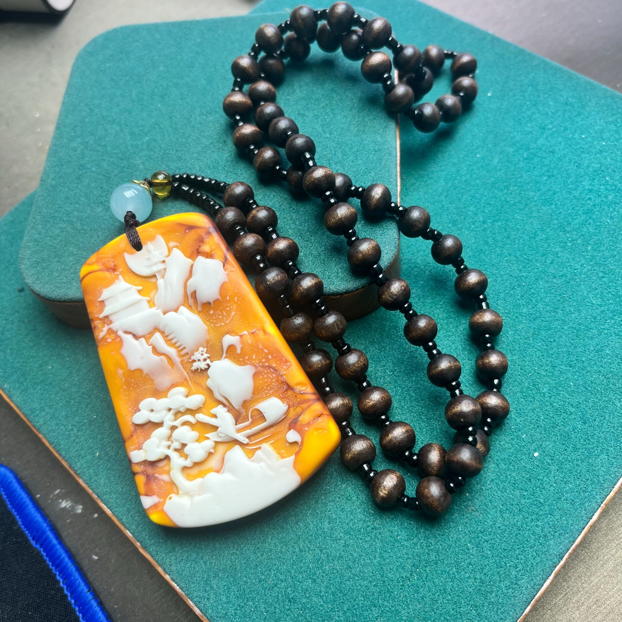 主播推荐吊坠 飘香料雕刻山水牌项链A1497