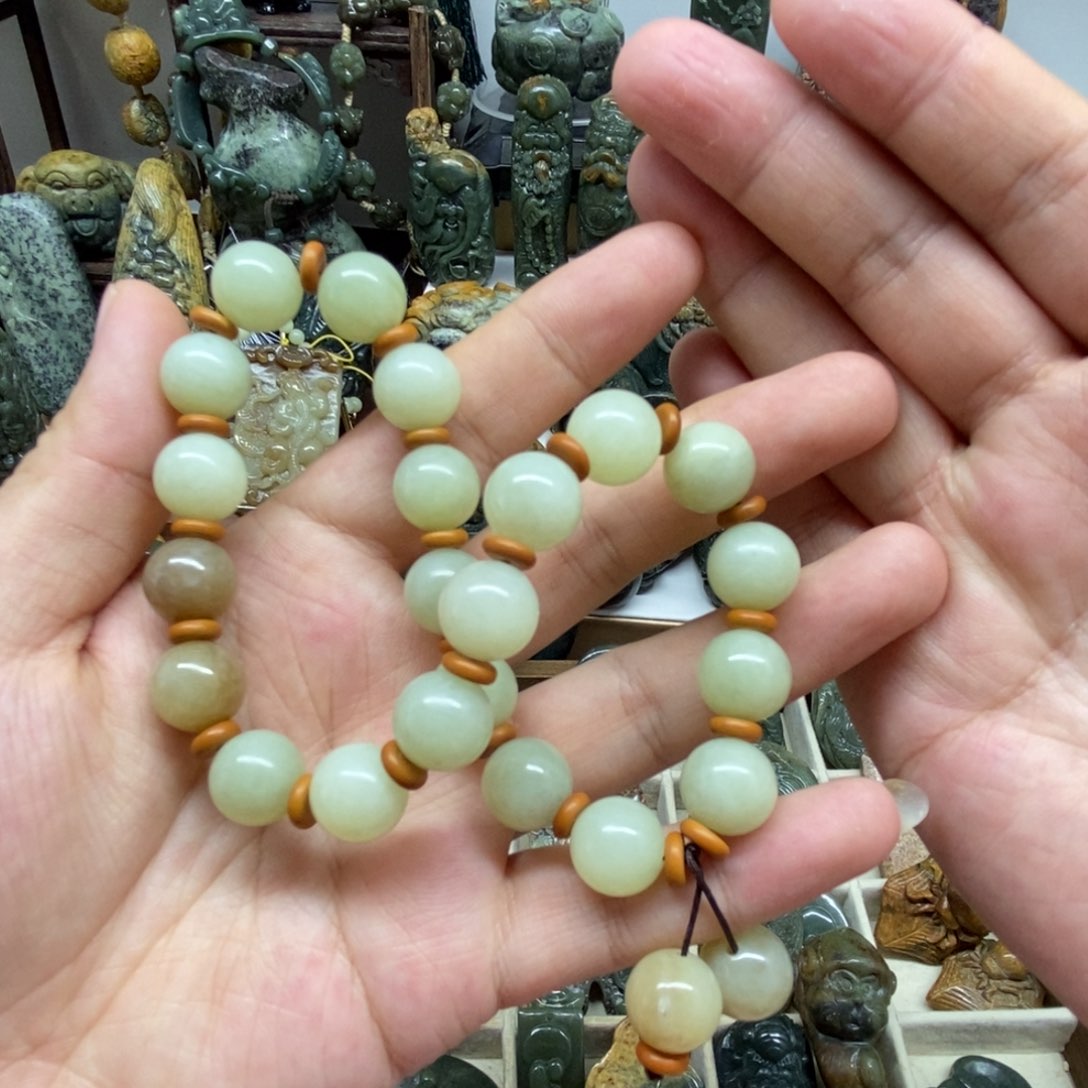 未镶嵌岫岩老玉（透闪石质玉）把件