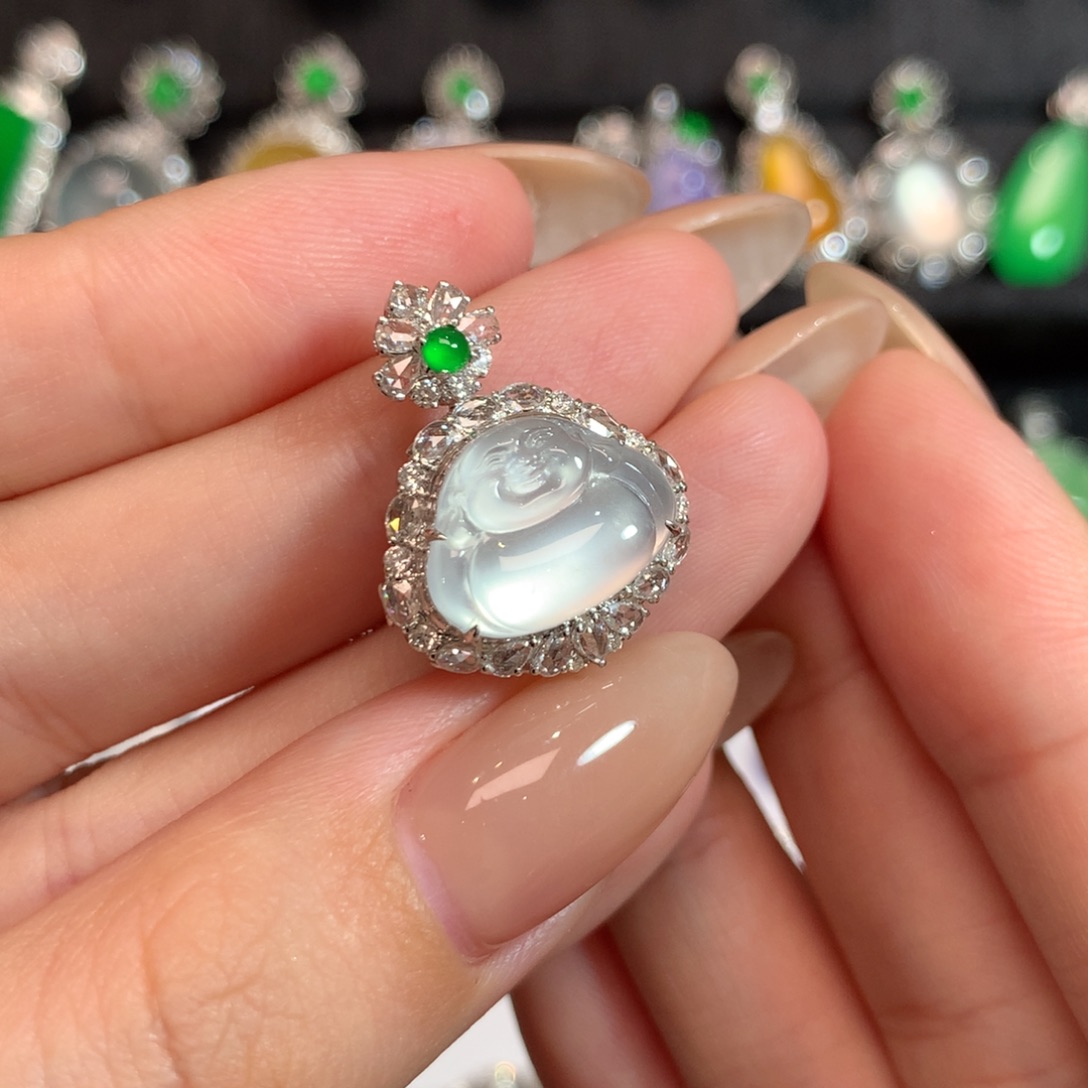 翡翠18K金镶嵌颈饰白月光舒佛