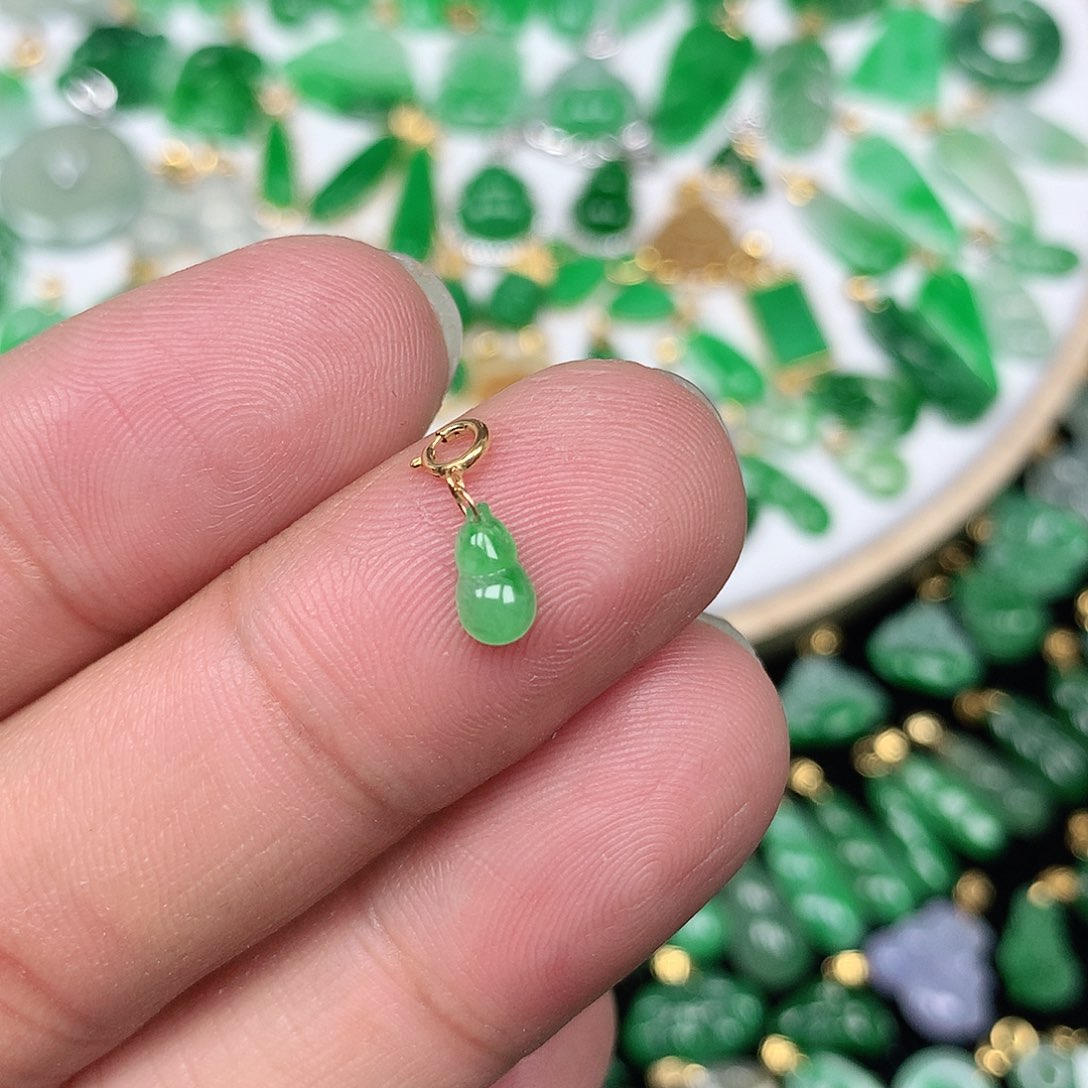 翡翠配石18K金扣头 小巧精美冰绿小葫芦
