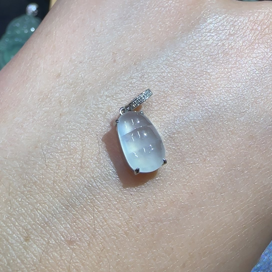 颈饰18K金镶嵌翡翠滴溜