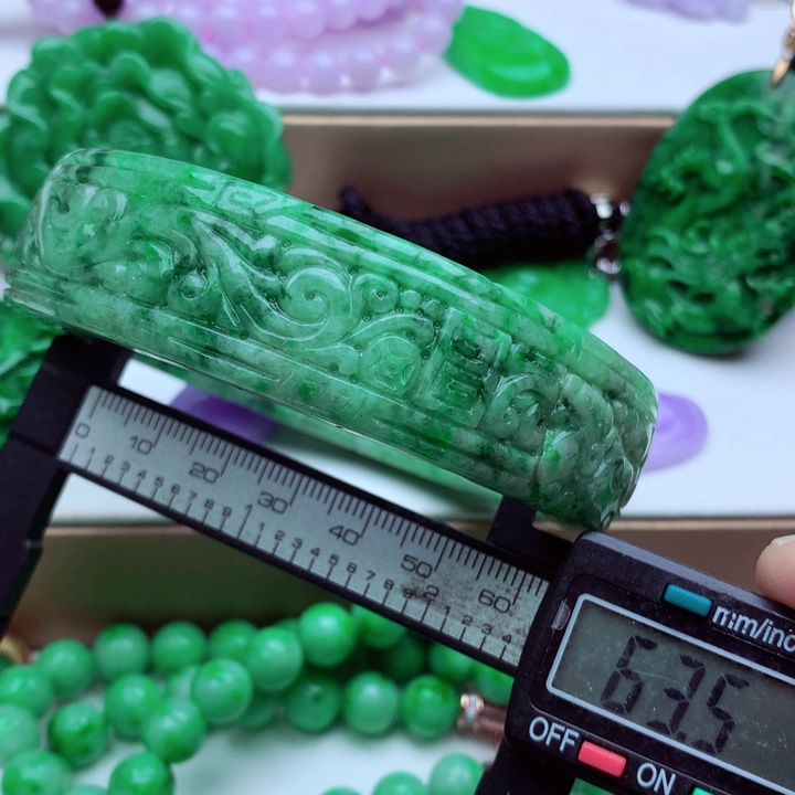 翡翠未镶嵌手镯……