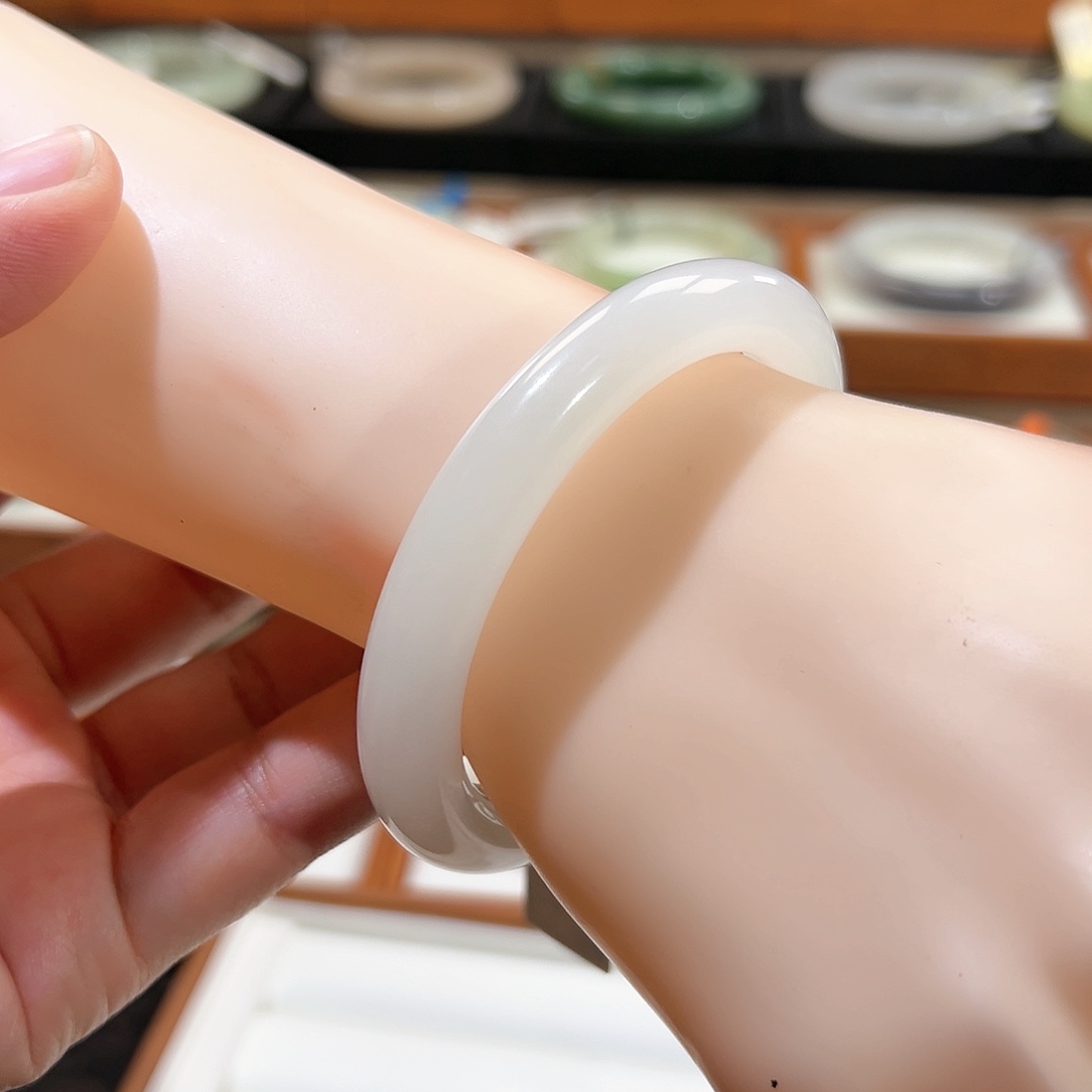 和田玉手镯未镶嵌高冰白