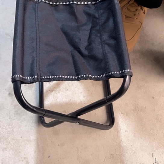 黑袋子马扎一个。          瑕疵