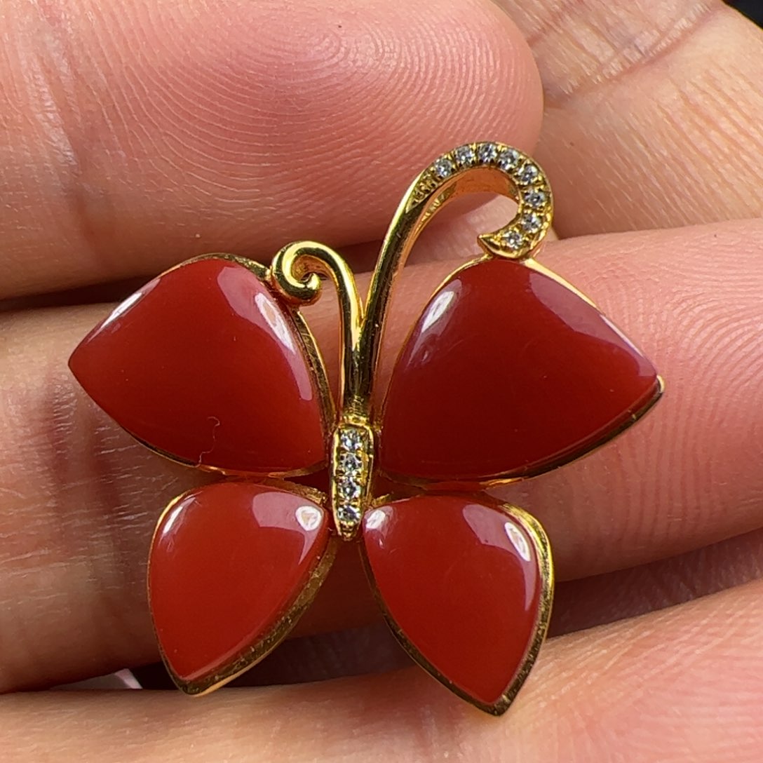 18K金镶嵌吊坠南红玛瑙