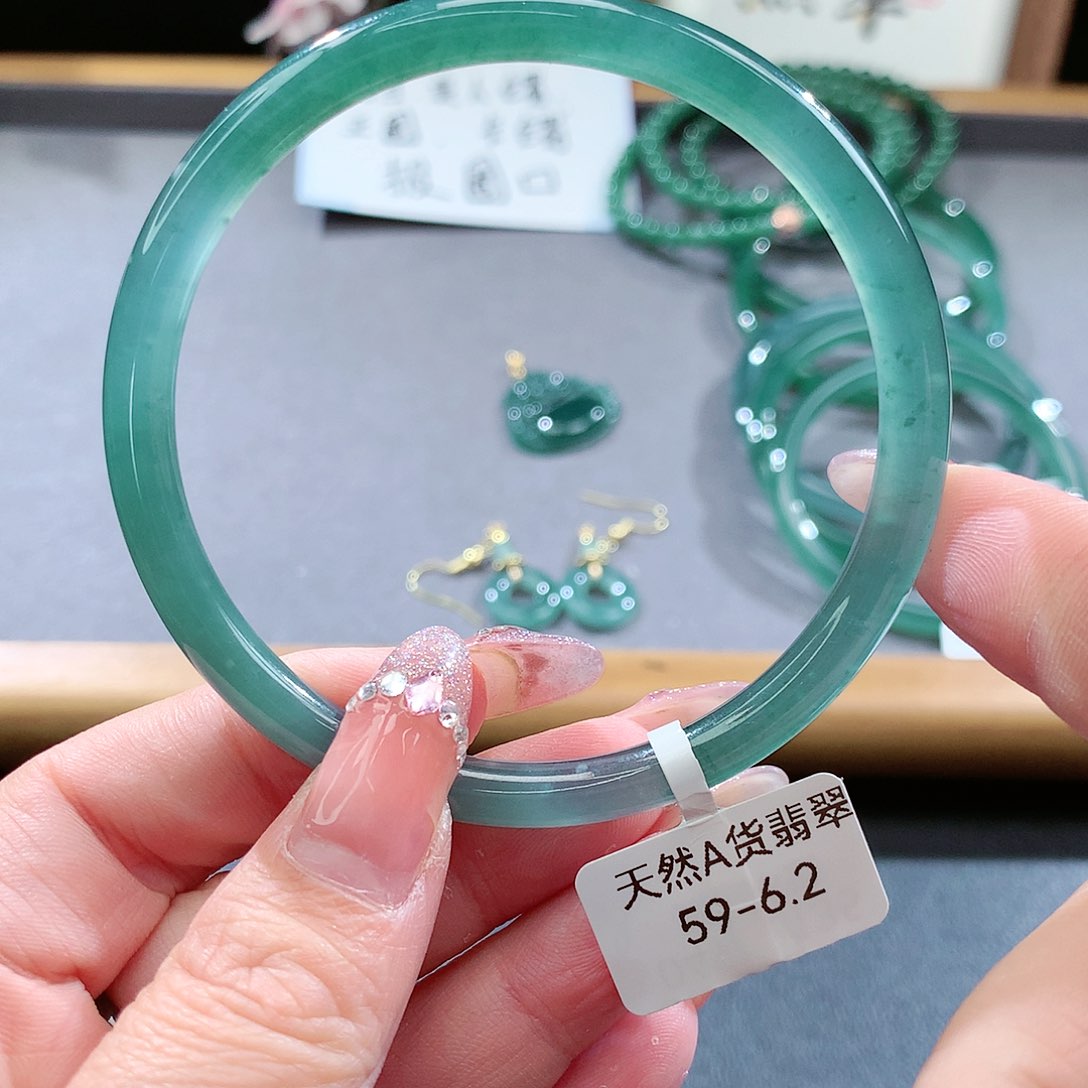 翡翠手镯（圆镯）未镶嵌