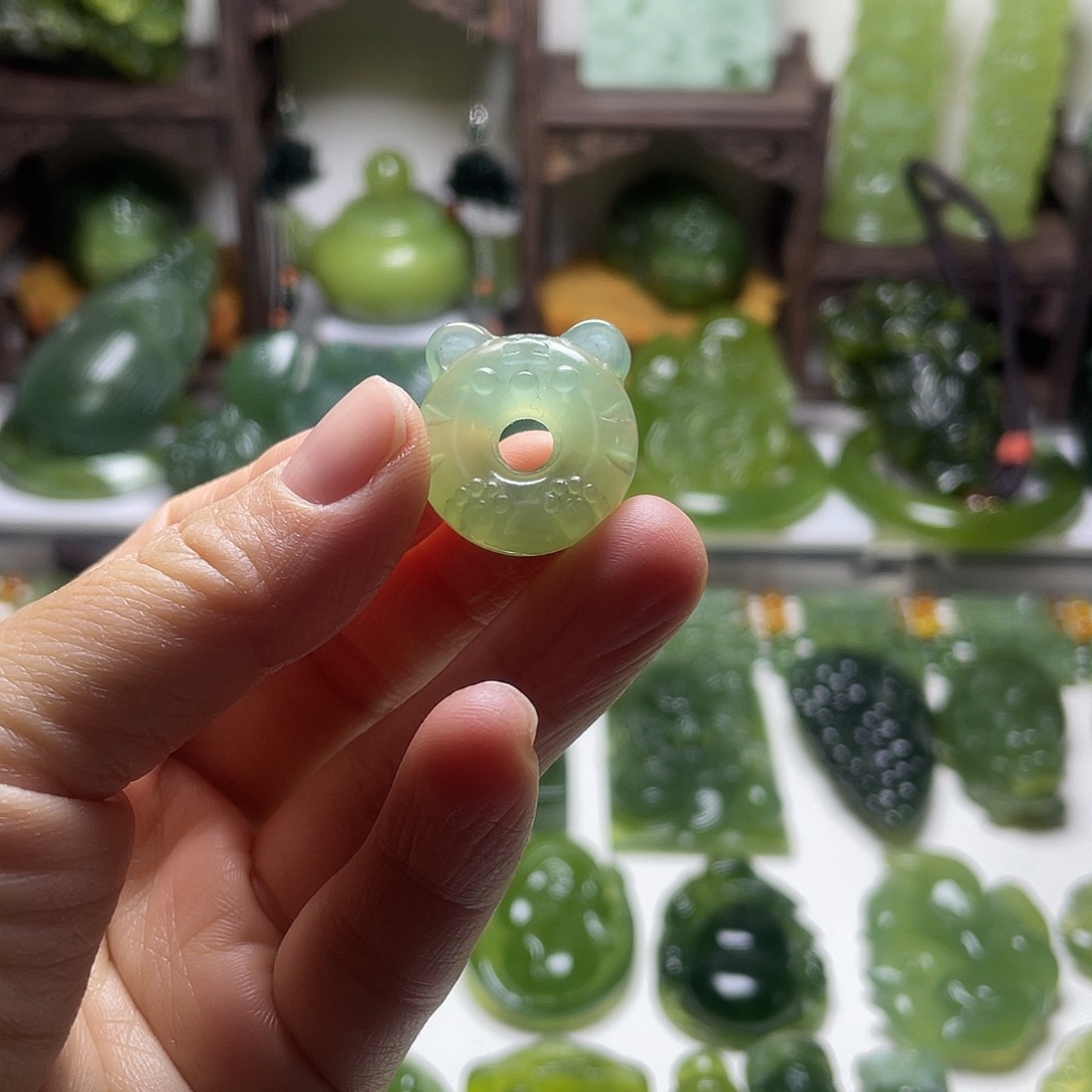 蛇纹石玉未镶嵌颈饰