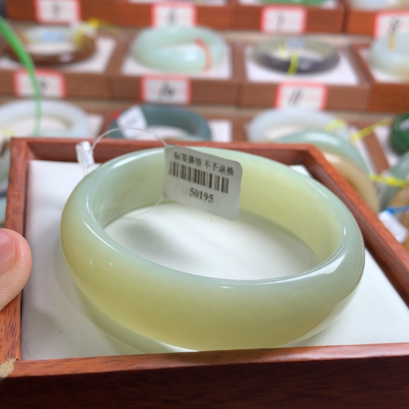【闪购商品】和田玉手镯未镶嵌55
