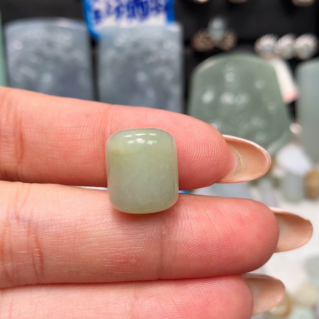 翡翠未镶嵌颈饰单珠