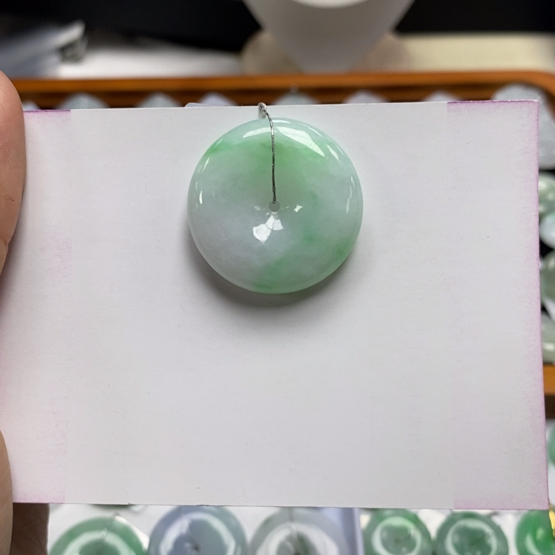 翡翠颈饰未镶嵌平安扣