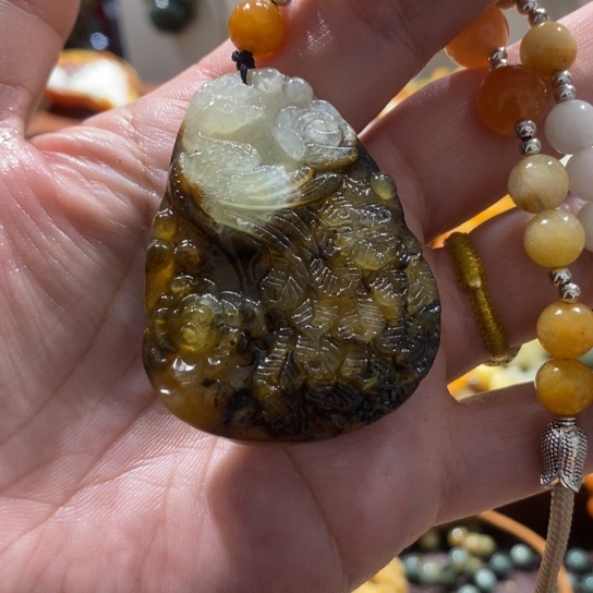 蛇纹石玉未镶嵌颈饰