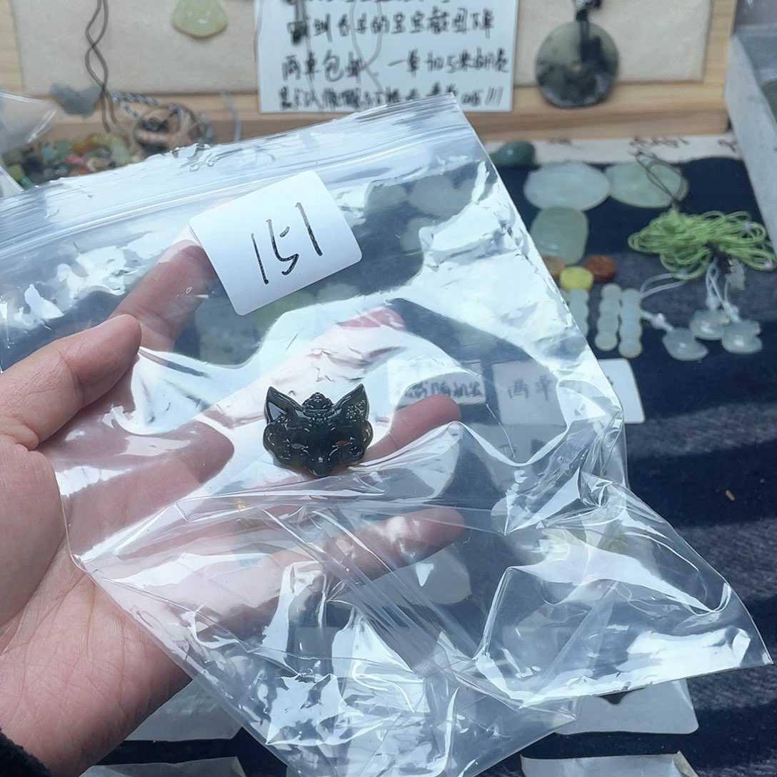 蛇纹石玉颈饰未镶嵌宴*