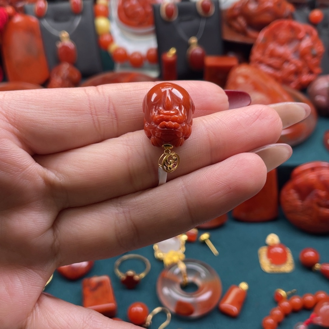 南红玛瑙18K金镶嵌川料南红满色满肉貔貅吊坠