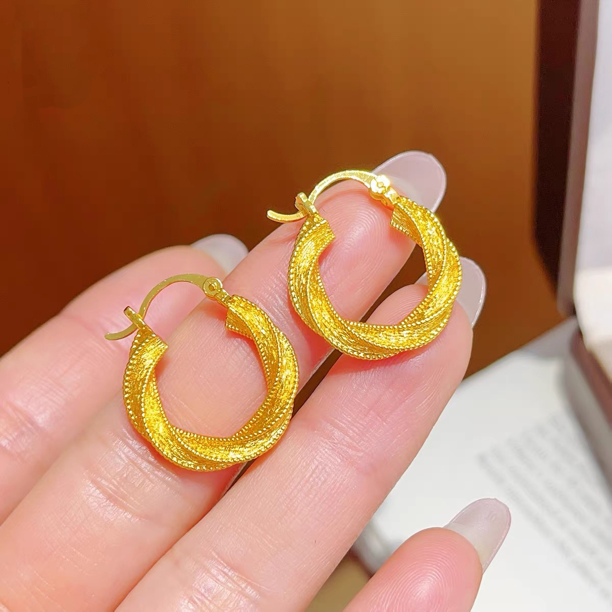 铜合金耳饰 细闪莫比乌斯耳环镂空麻花圆圈耳扣气质百搭送女友礼