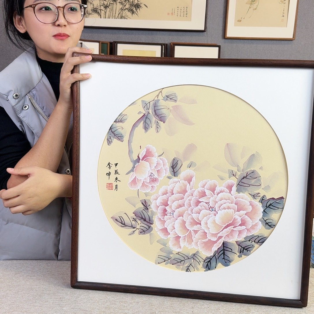 国画手绘带框尺寸： 53*53