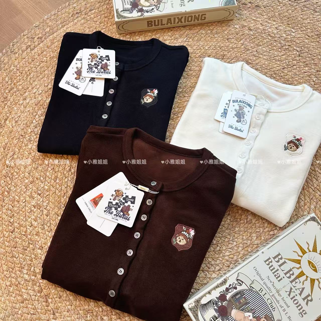 小慧  减龄刺绣小熊纽扣半圆领长袖打底衫KG22