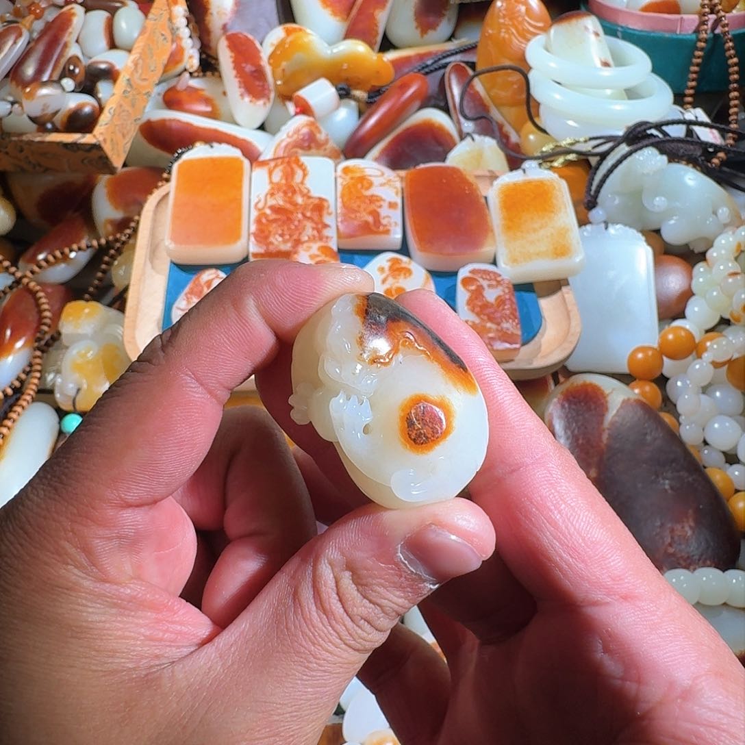 和田玉挂件未镶嵌阿*?