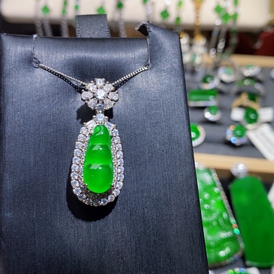 翡翠未镶嵌颈饰吊坠