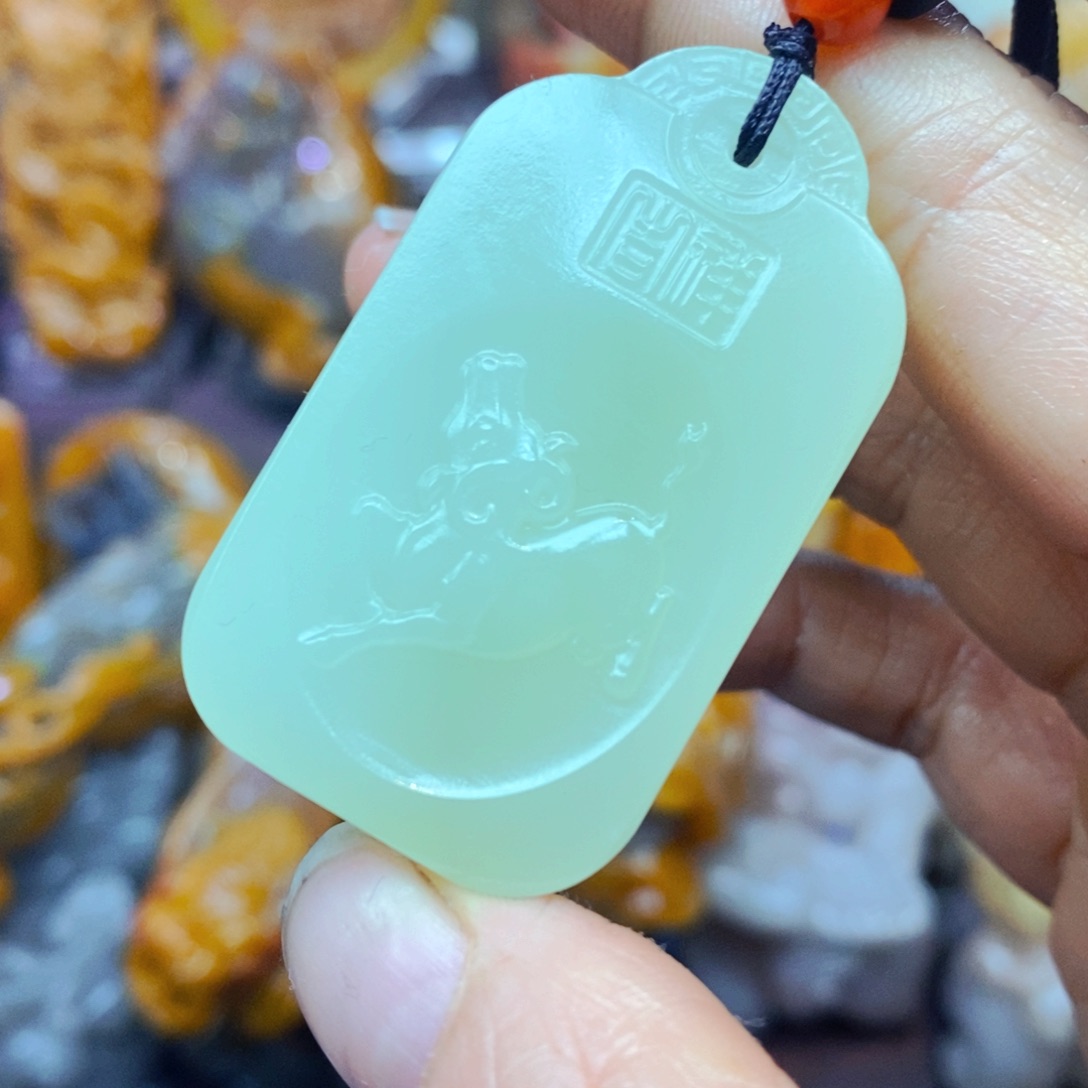 未镶嵌石英质玉（黄龙玉）颈饰