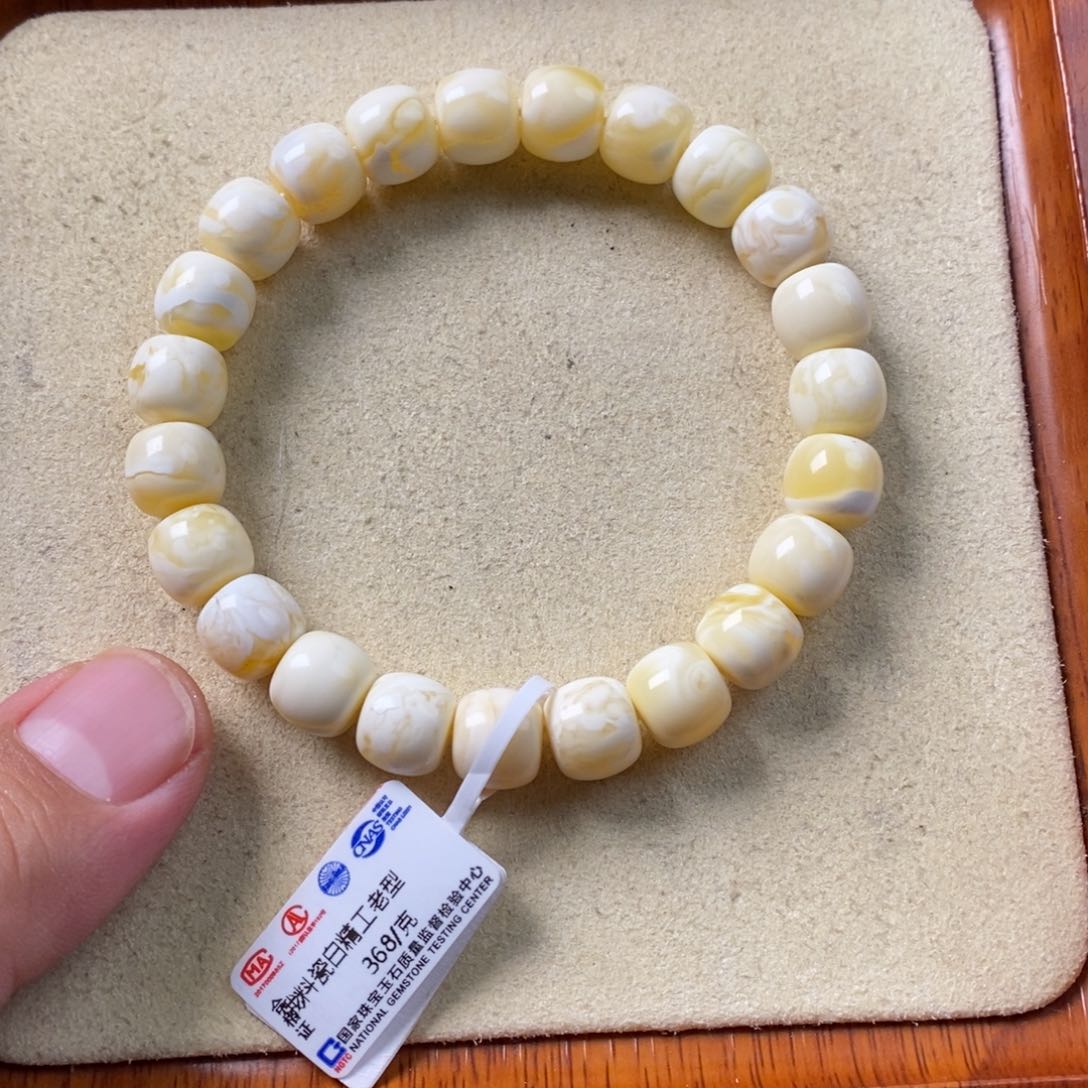 蜜蜡珠宝奇石未镶嵌往**风