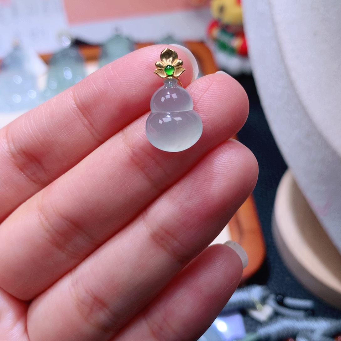 颈饰18K金镶嵌翡翠葫芦