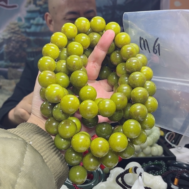 蛇纹石玉颈饰未镶嵌人***。