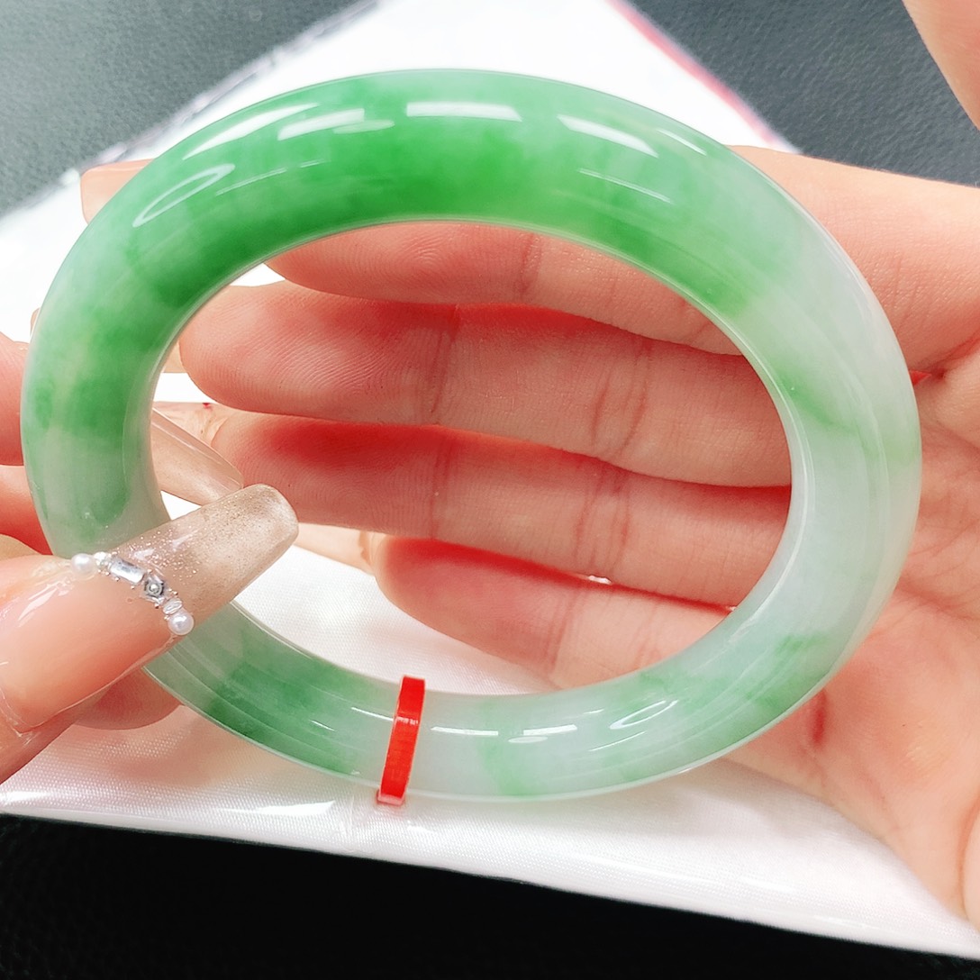 翡翠手镯未镶嵌54圈