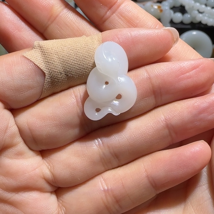 和田玉颈饰未镶嵌小*文