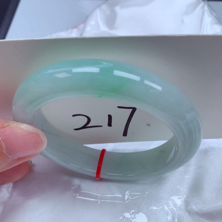 翡翠手镯未镶嵌翡翠