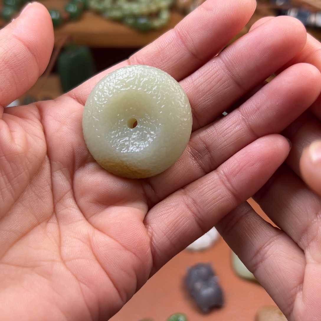 如***令和田玉未镶嵌颈饰