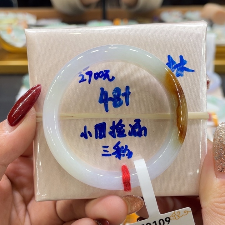 翡翠手镯未镶嵌翡翠