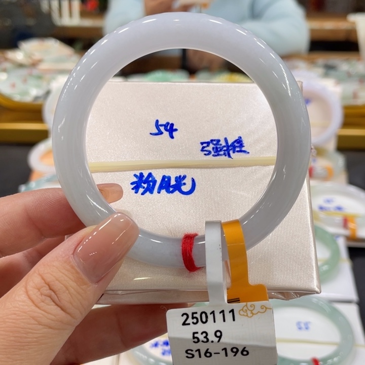 翡翠手镯未镶嵌翡翠