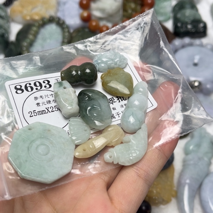 翡翠未镶嵌颈饰8693
