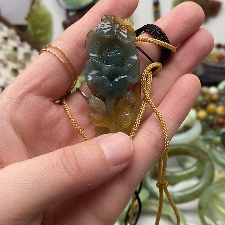 蛇纹石玉颈饰未镶嵌