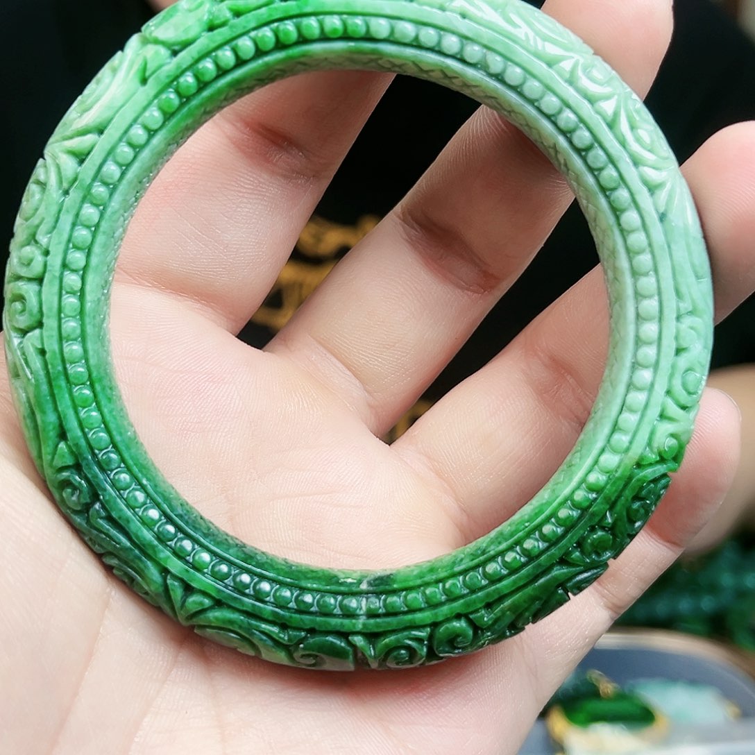 翡翠颈饰未镶嵌手镯