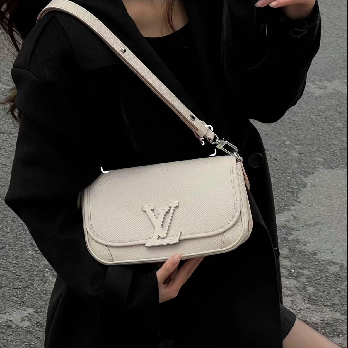 99新 LouisVuitton/路易威登 LV  buci  白色水波纹法棍包/严选