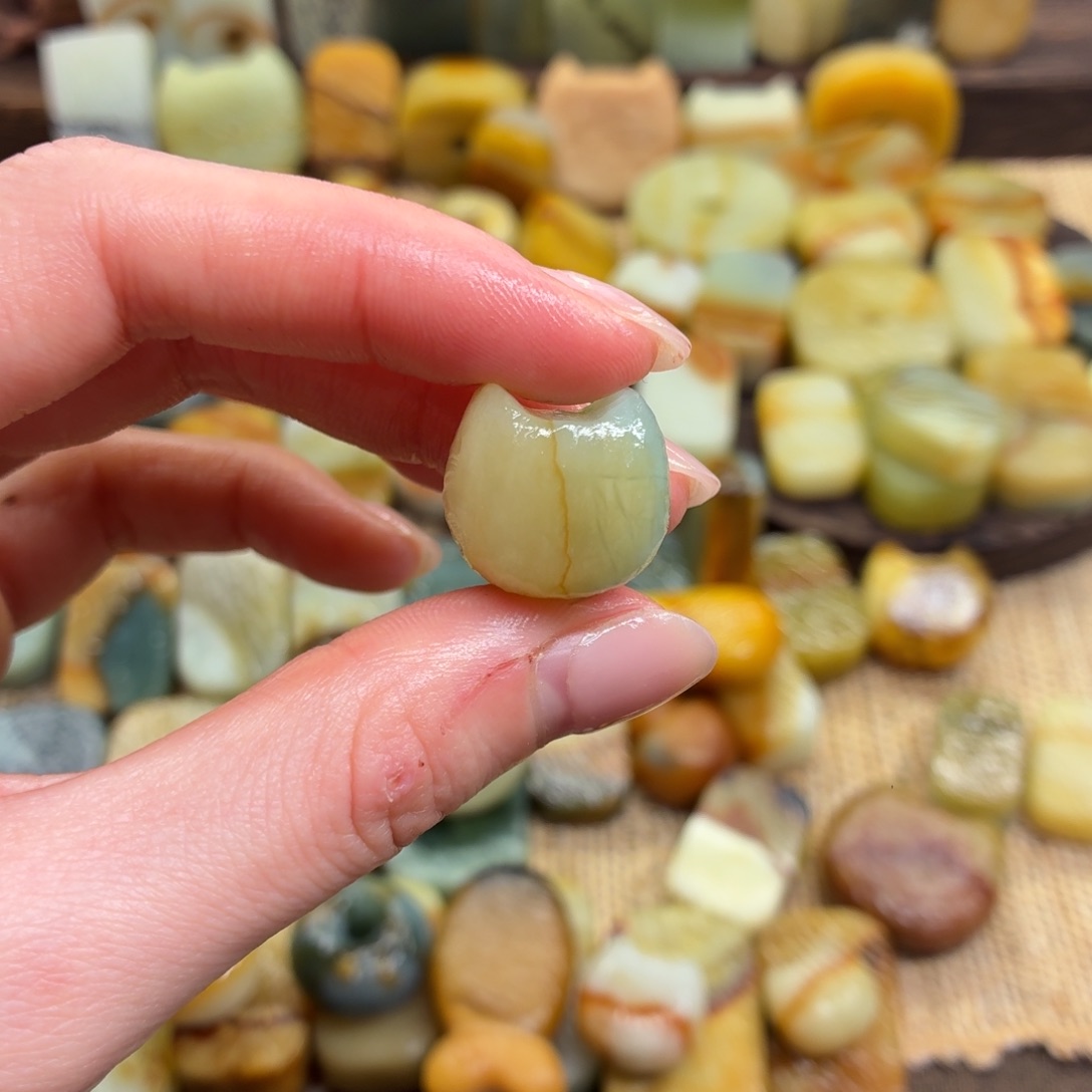 冬***引蛇纹石玉未镶嵌颈饰