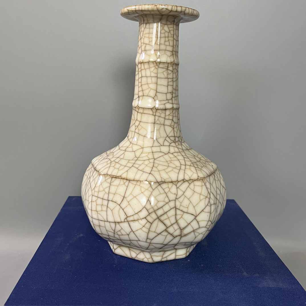 哥窑瓷器贯耳瓶摆件