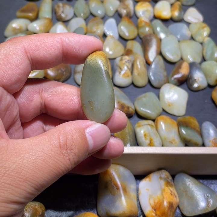 新***苑和田玉未镶嵌颈饰