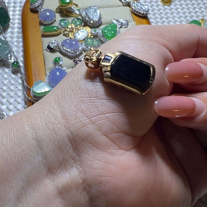 翡翠18K金镶嵌颈饰重金镶嵌的墨翠坠子