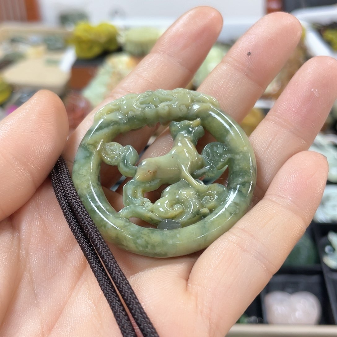 蛇纹石玉颈饰未镶嵌