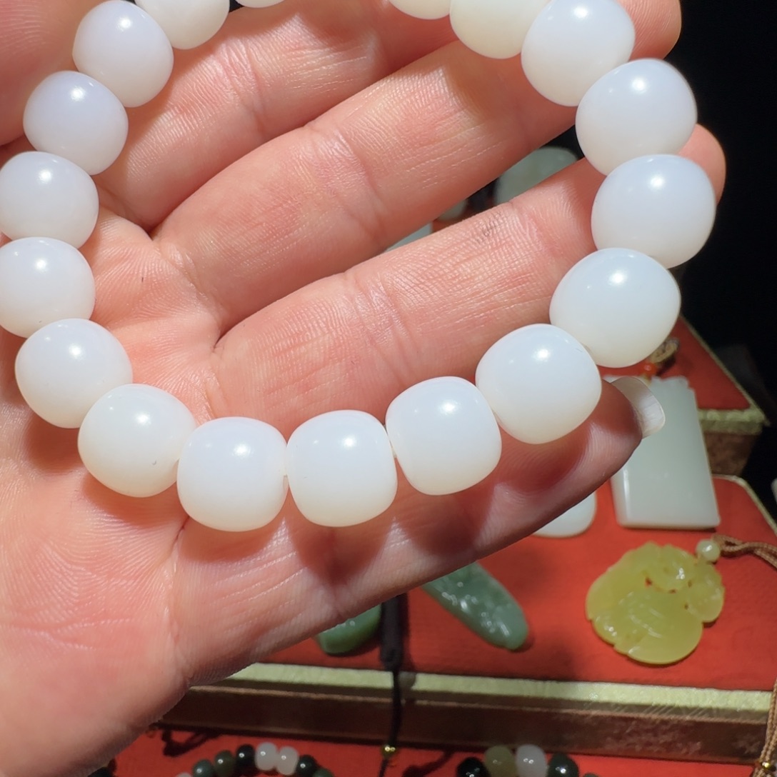 u***奶和田玉未镶嵌吊坠(赠链)