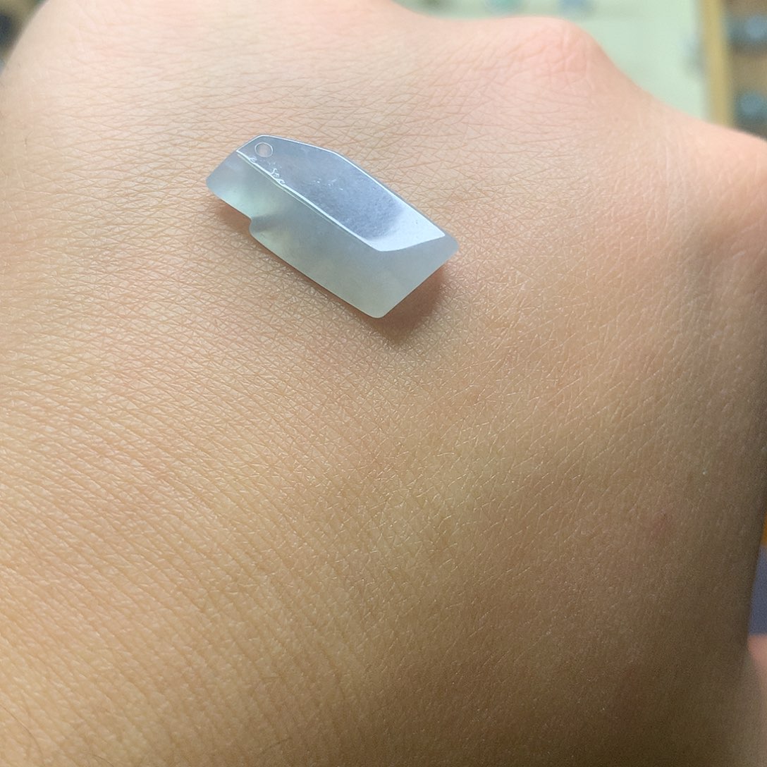 翡翠未镶嵌颈饰随形-如山